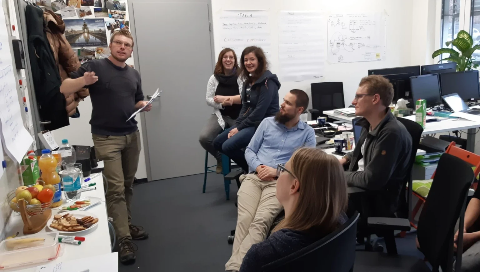 Präsentation und Diskussion im Peerox-Büro – Teammitglieder hören aufmerksam zu.