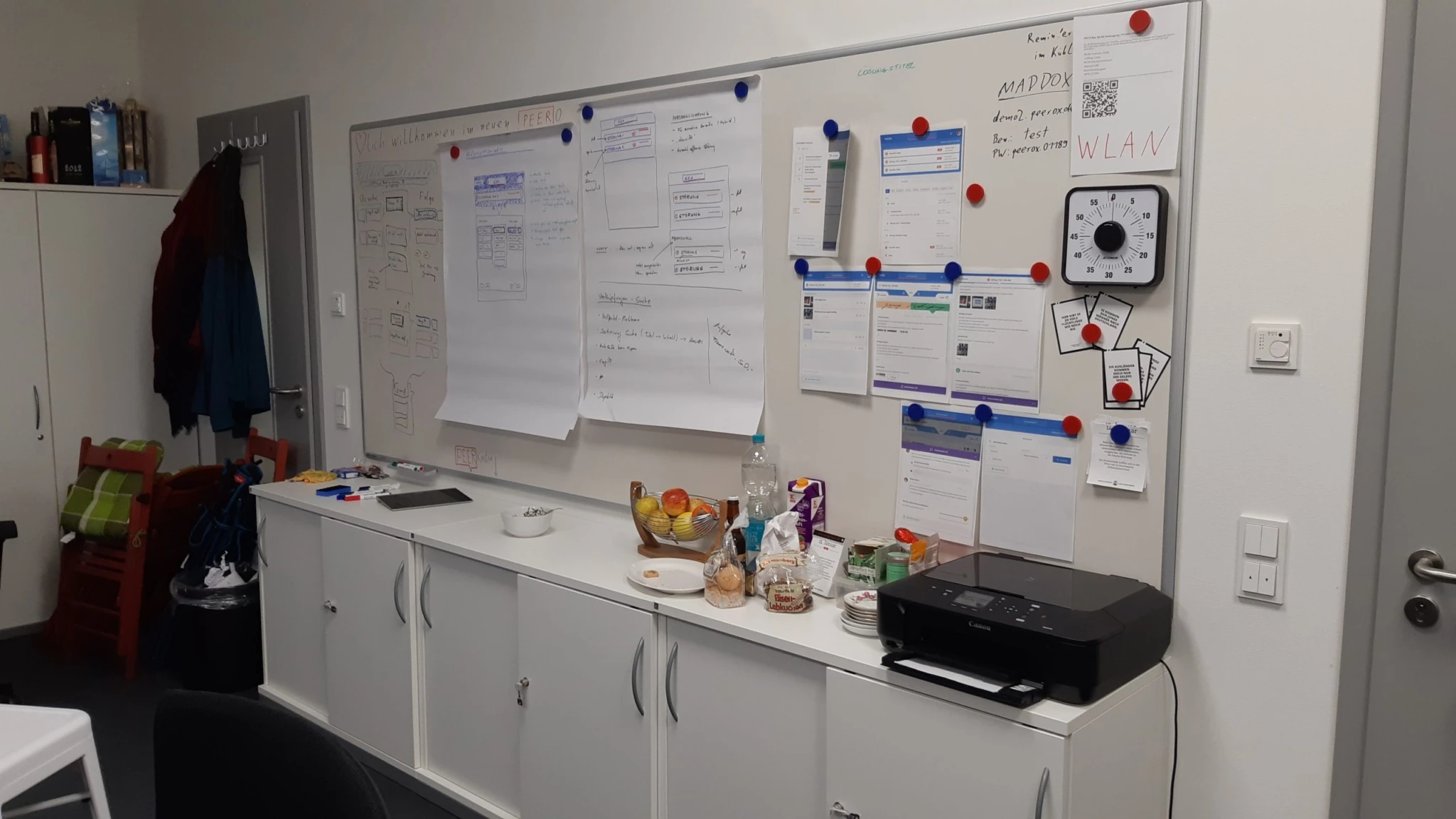 Whiteboards und Pinnwände mit Skizzen, Post-its und Projektmaterialien im Peerox-Büro.