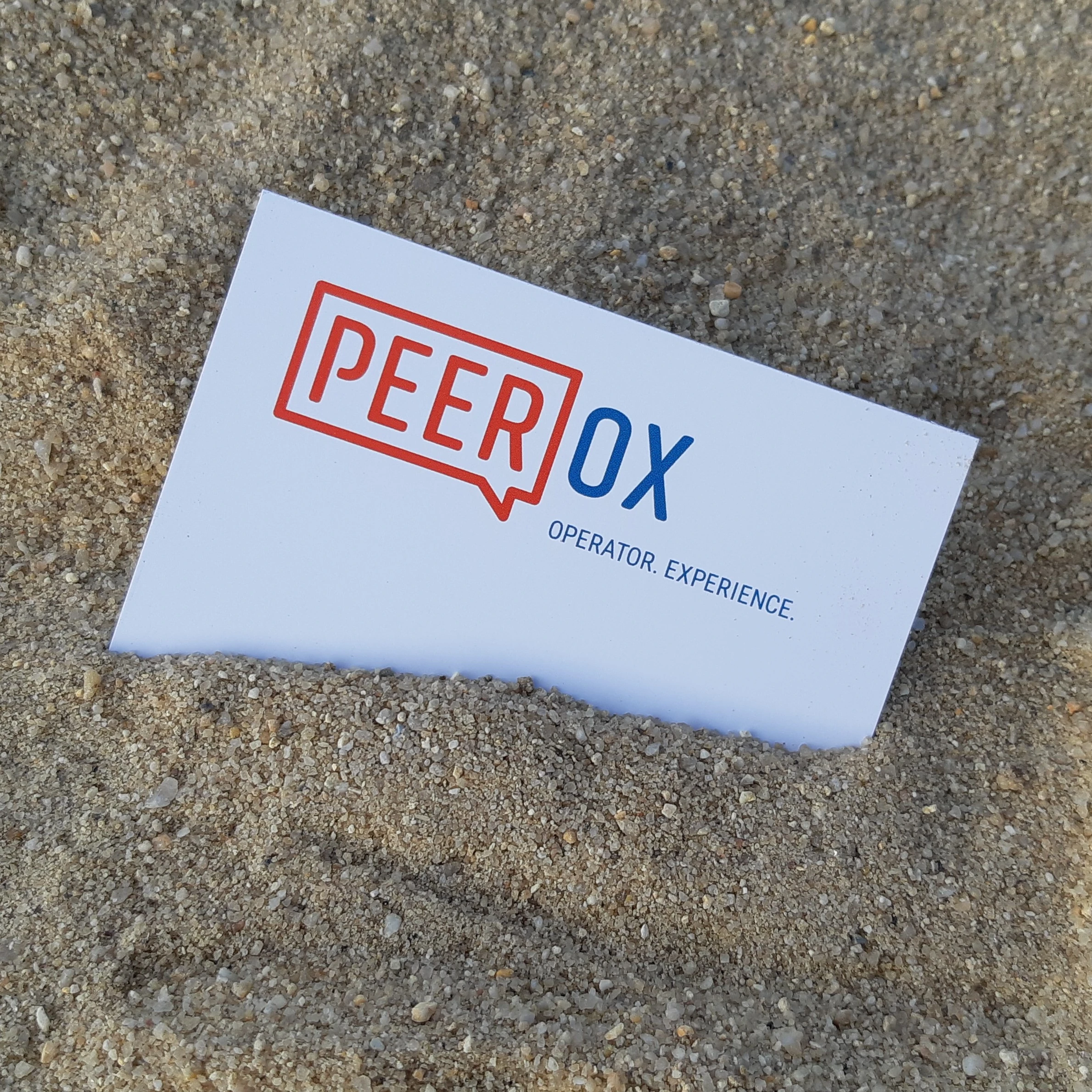 Peerox-Visitenkarte im Sand – steht sinnbildlich für Vertrauen, Freiheit und neue Wege in der Arbeitsgestaltung.