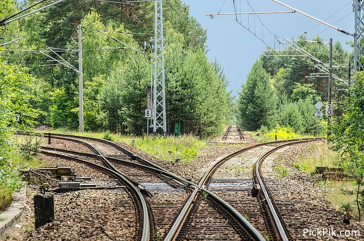 Symbolbild für Entscheidungsspielräume: Zugschienen, die sich in verschiedene Richtungen verzweigen – passend zum Thema flexible Urlaubsmodelle bei Peerox