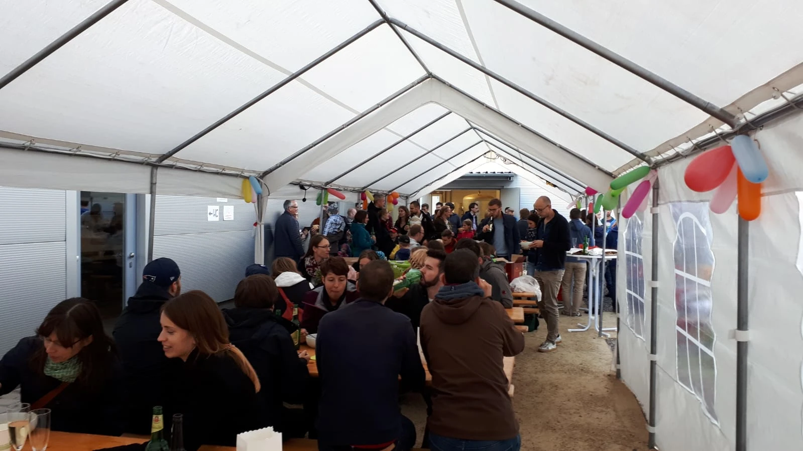 Blick ins volle Festzelt bei der Peerox-Gründungsfeier mit vielen Gästen und geschmücktem Ambiente.