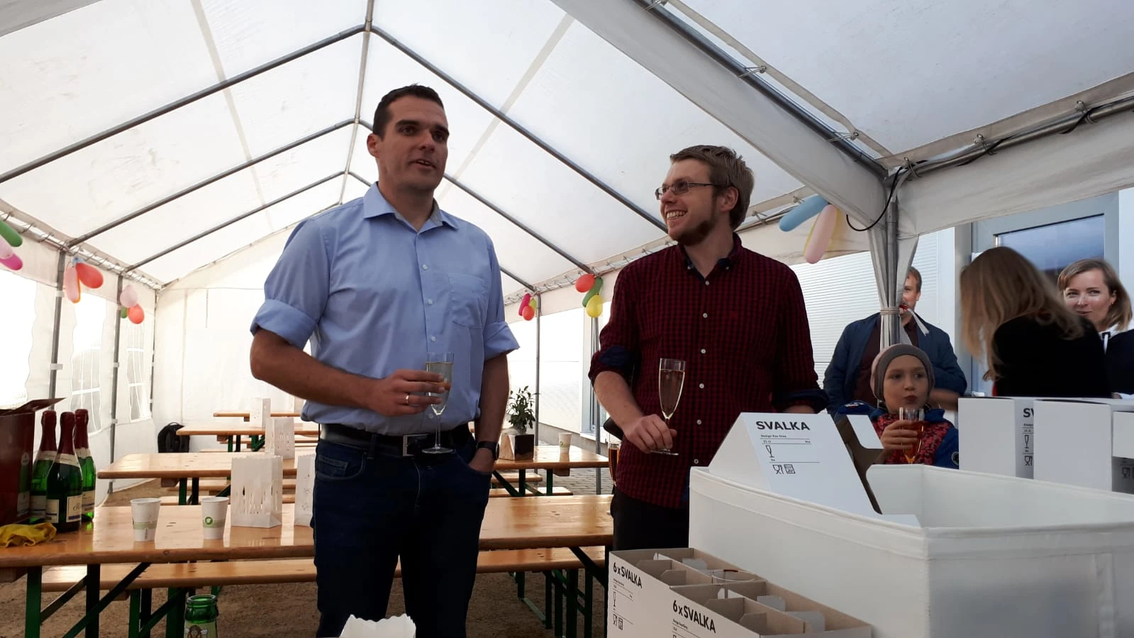 Markus Windisch und André Schult, die Gründer von Peerox, bei der Gründungsfeier im Gespräch im Festzelt.