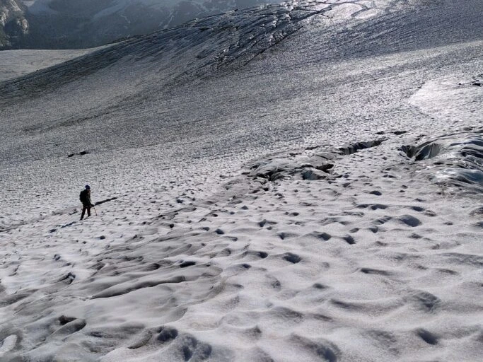 Eisige Berglandschaft mit Schneefeldern und bizarren Felsformationen.