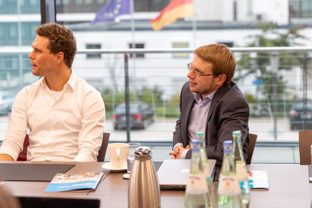 Austausch zwischen Startup-Teams und Jury während des Logitech Wettbewerbs