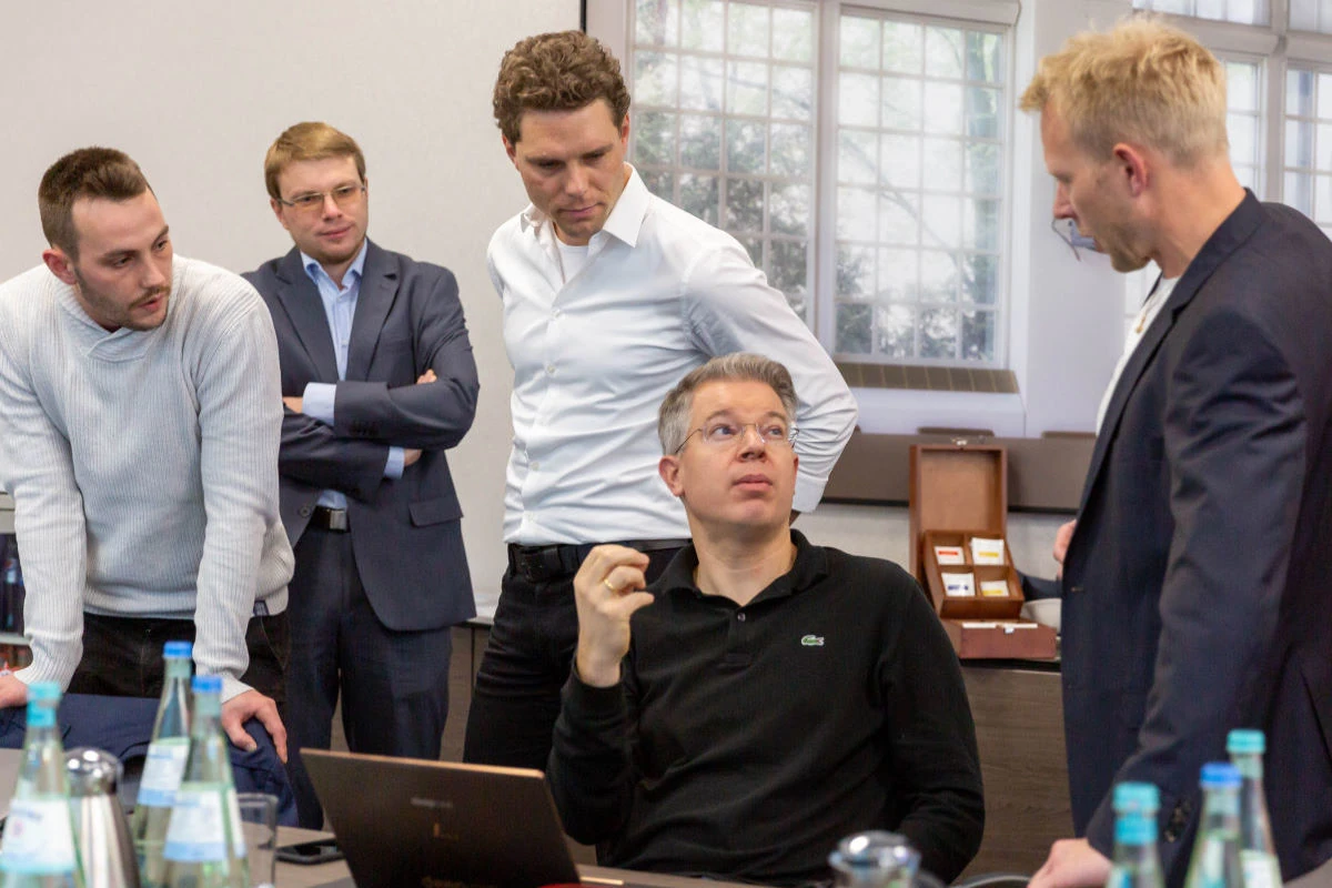 Diskussion zwischen Teilnehmern des Logitech Startup Wettbewerbs, inklusive barrierefreier Teilnahme