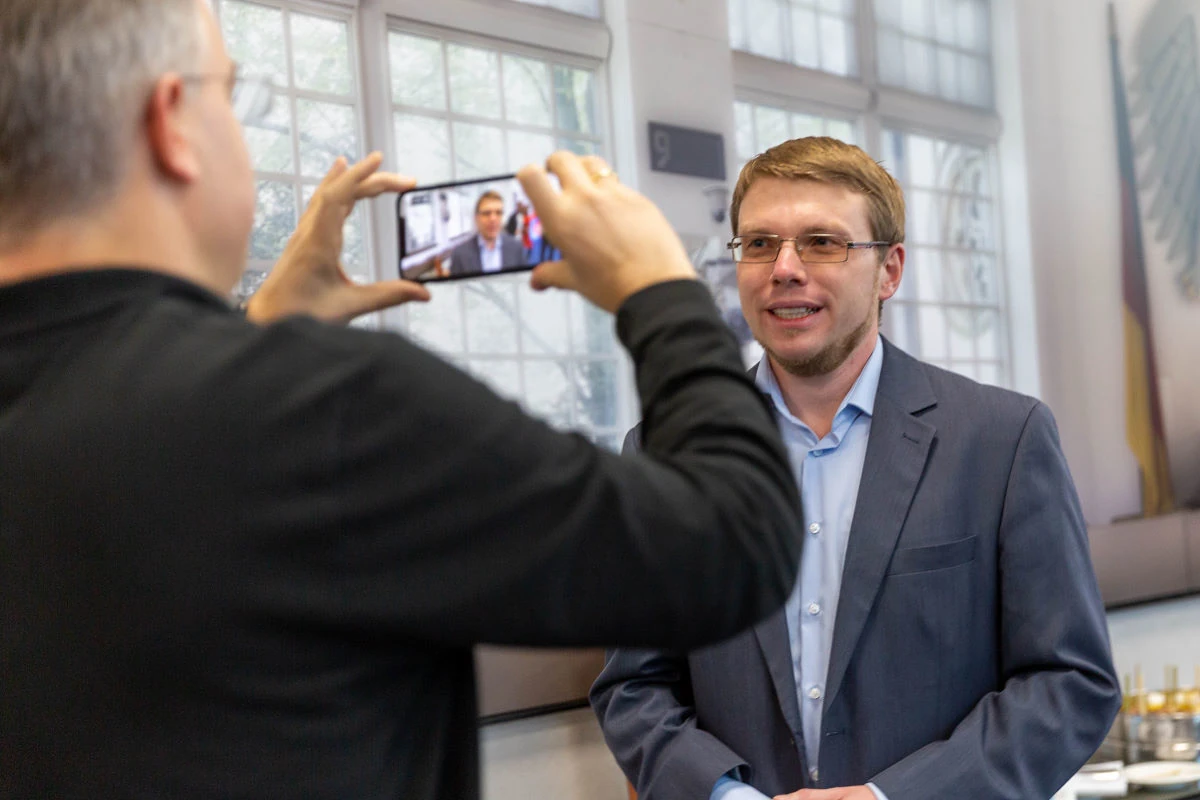Interview- oder Medienaufzeichnung mit Logitech-Teammitgliedern vor Ort