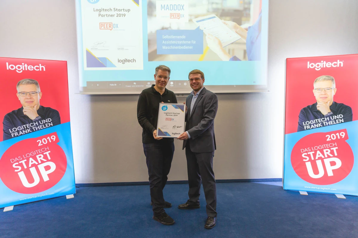 Preisverleihung an Peerox durch Frank Thelen beim Logitech Startup Wettbewerb 2019