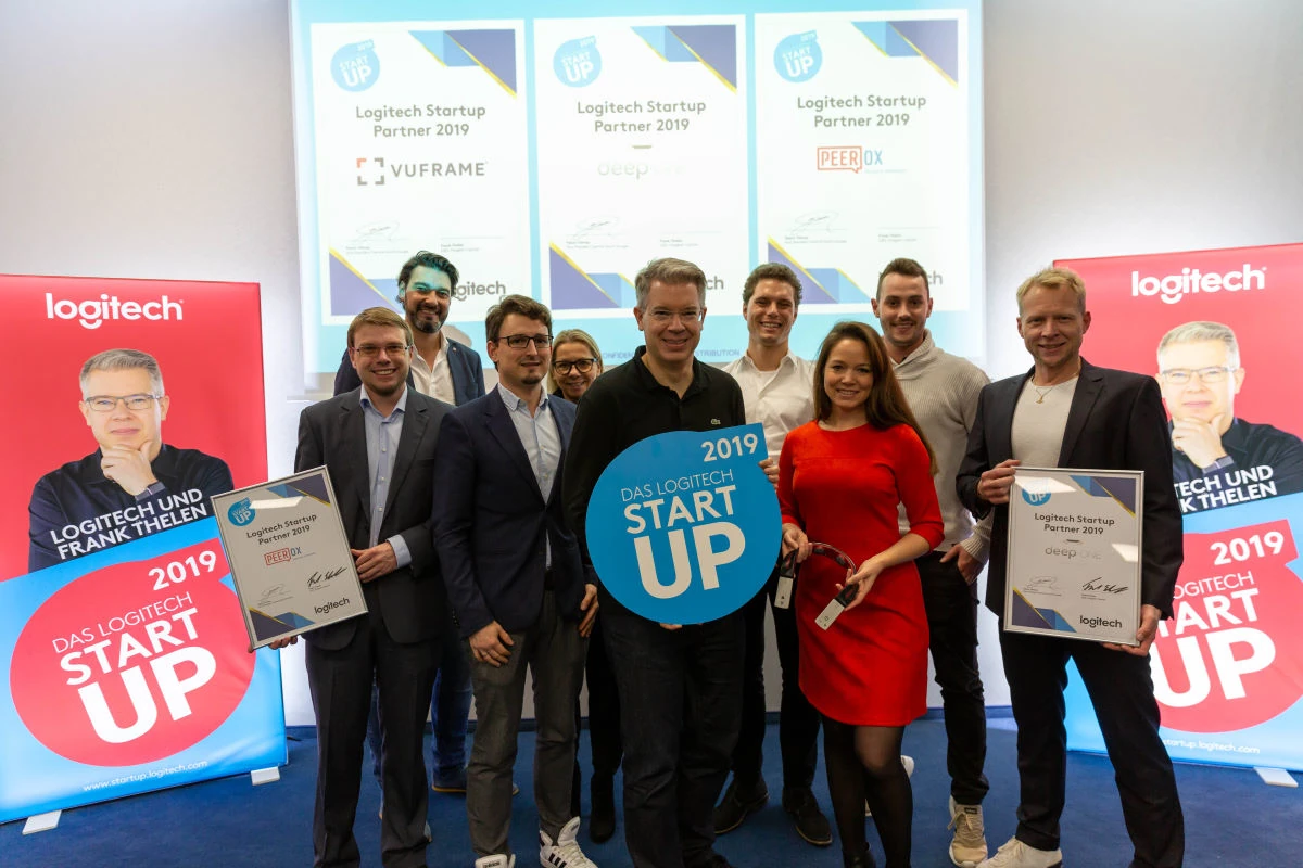 Gruppenfoto der Preisträger beim Logitech Startup Wettbewerb 2019 mit Start-up-Schildern