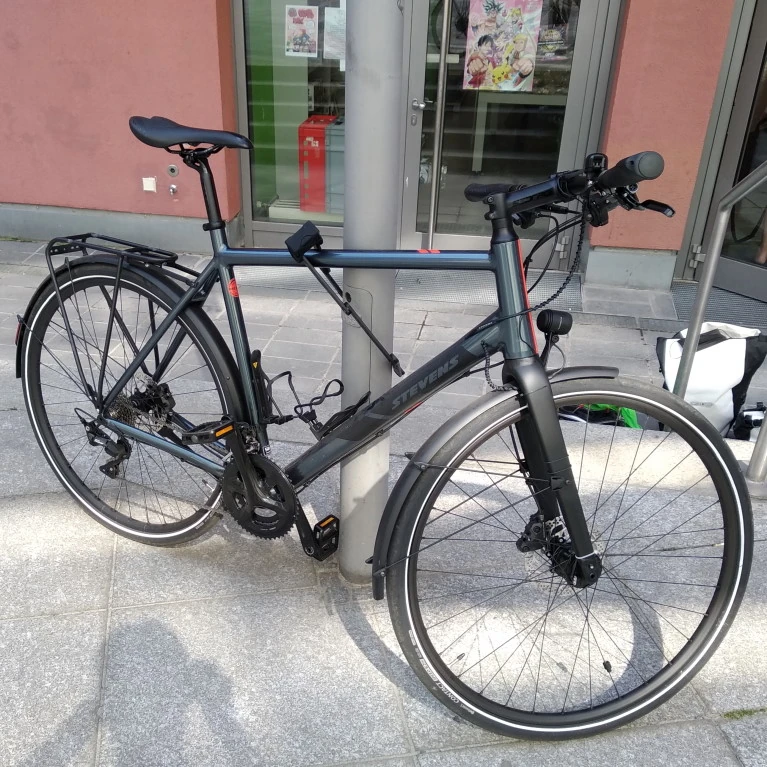 Das erste Peer-Bike von Peerox – bereit für das Stadtradeln 2021, aufgenommen vor dem Bürogebäude in Dresden.