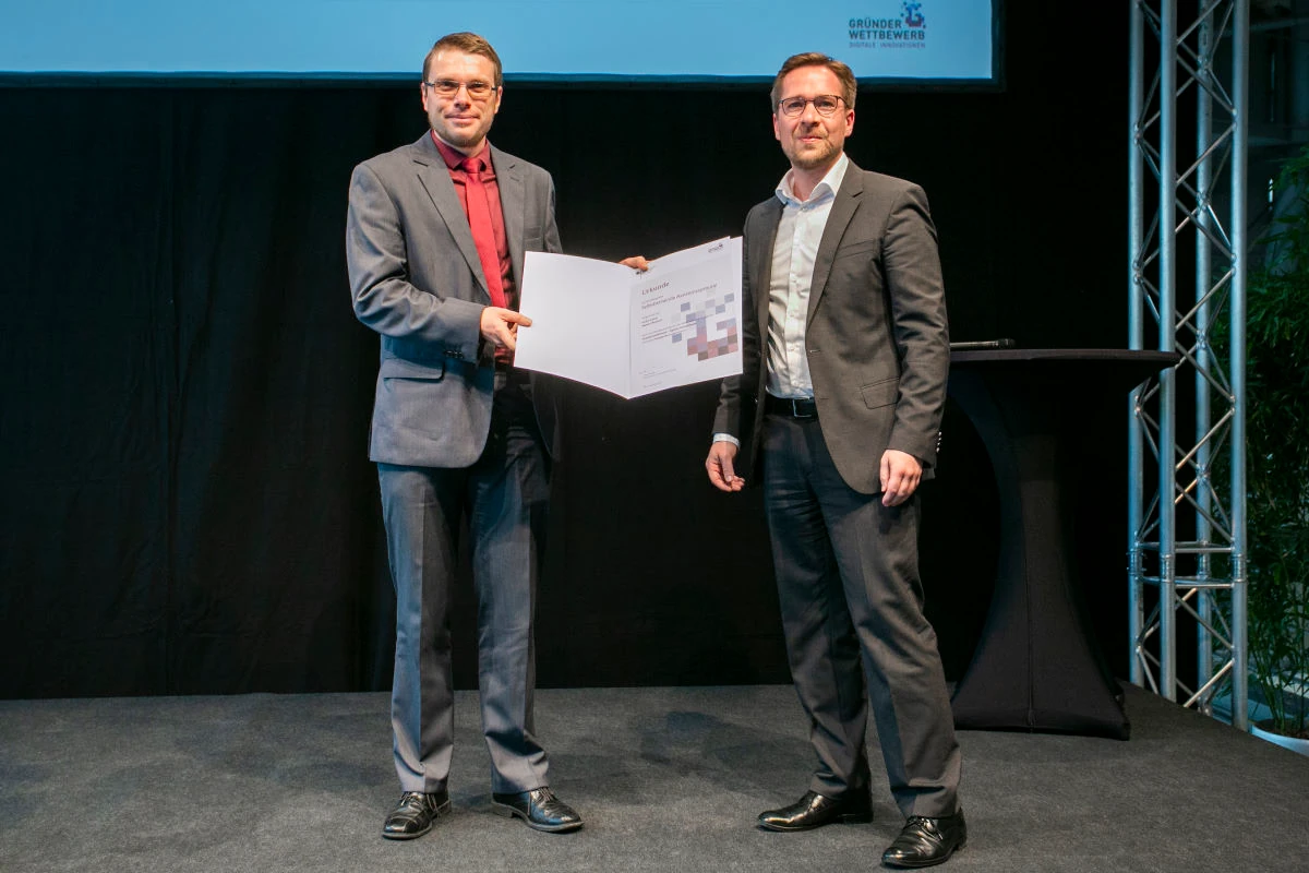 CTO Markus Windisch bei der Preisverleihung des Gründerwettbewerbs „Digitale Innovation“ des Bundesministeriums für Wirtschaft und Energie auf der Bühne mit einem weiteren Preisträger.