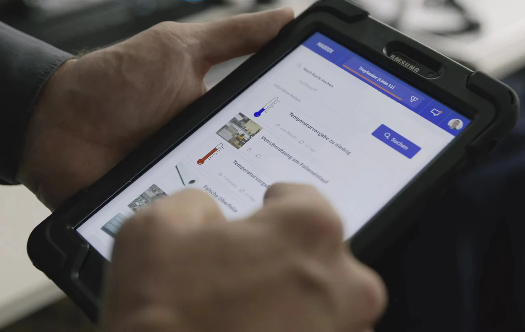 Hand hält ein Tablet mit geöffneter MADDOX-Software zur Anzeige und Dokumentation von Produktionsdaten.