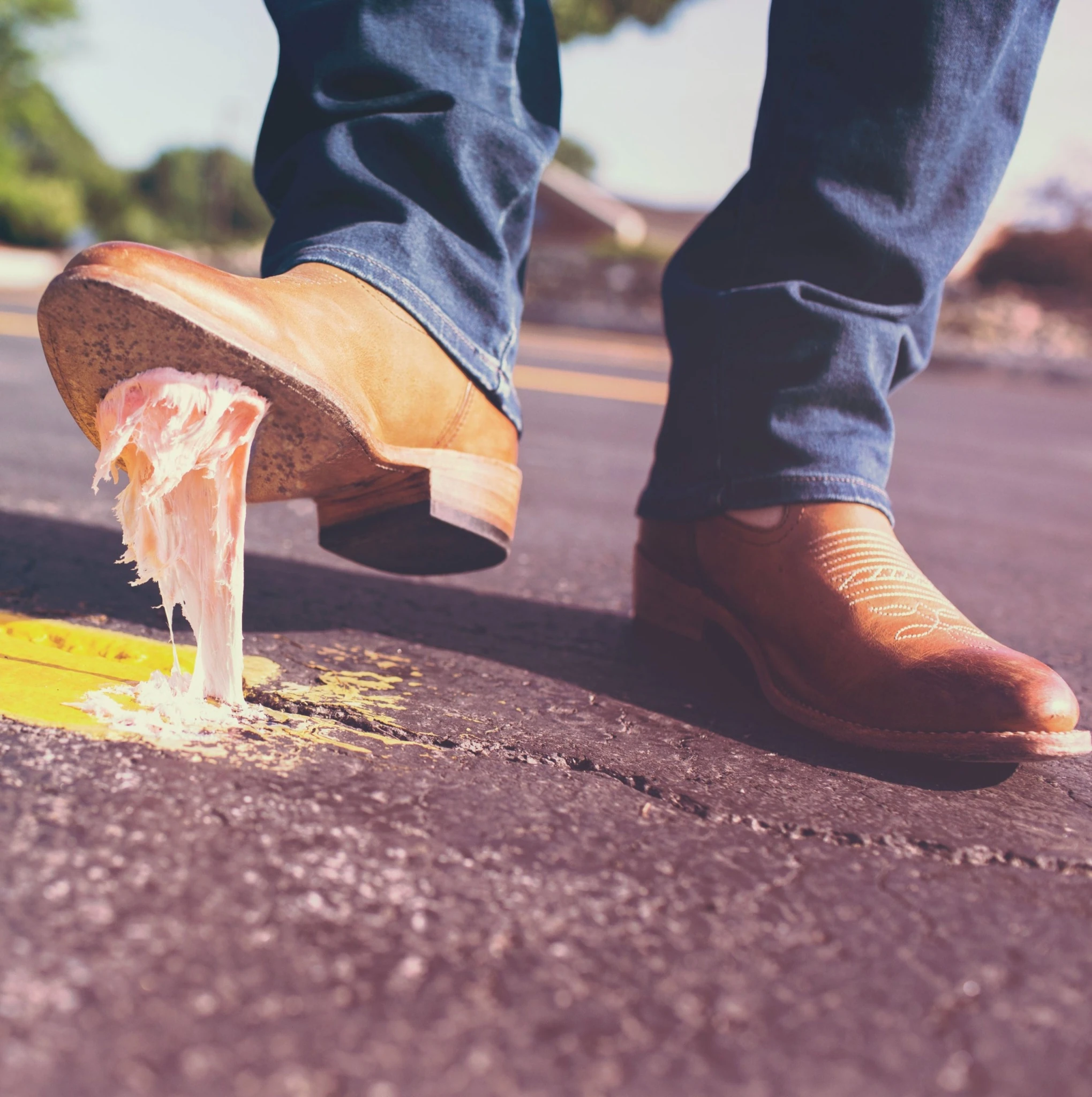 Eine Person tritt mit dem Schuh in heruntergefallenes Speiseeis – „If we don’t make mistakes, we are too slow!