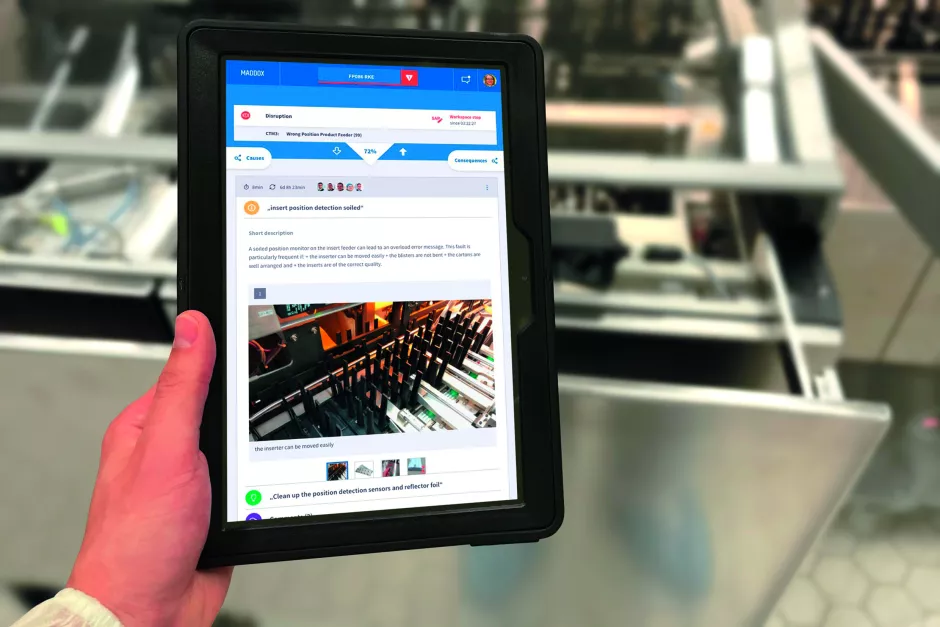 tablet in einer Produktionsumgebung mit geöffnetem Maddox-Software-Interface zur Unterstützung von Produktionsprozessen.
