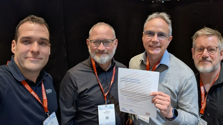 Preisträger des Professor Wallhäußer Innovation Award 2026 bei der offiziellen Preisverleihung mit Auszeichnungsurkunde
